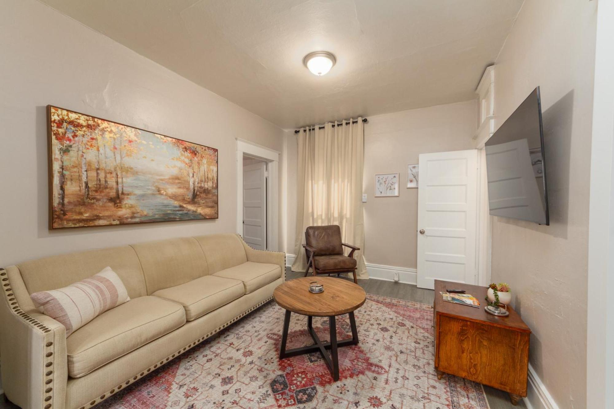 Apartment Historic 3 Bed 1 Bath Near Downtown
